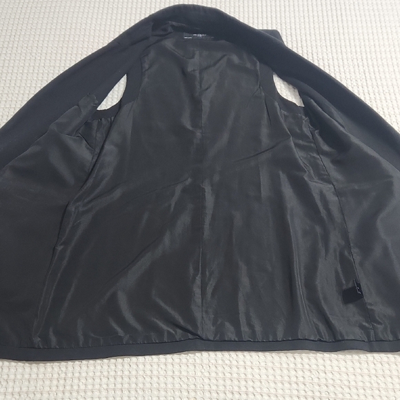 The Limited Black Sleeveless Jacket - Picture 4 of 6